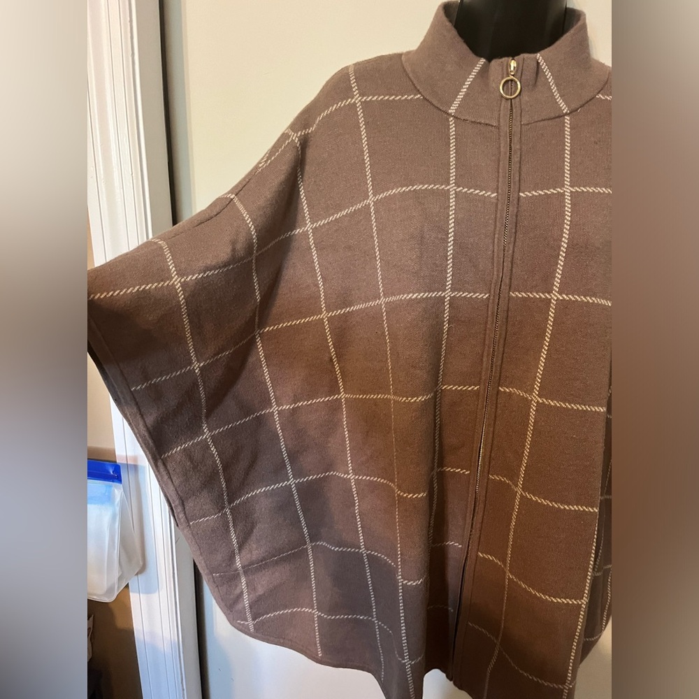 Tahari Zip Up Windowpane Cape Coat. Tan w/ gold hardware, Sz L / XL - Picture 2 of 10
